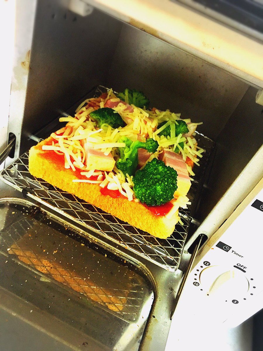 231S2's tweet photo. ピザ食べたくて
朝からパンピザ作ったぁあ💓💓

食べてる途中に
ガーリック入れ忘れたの気づいたが
時すでに���しー…

80円のパンが冷蔵庫の残り物で
ピザに変身(⑅∫°ਊ°)∫ https://t.co/o41Ky9G8cu