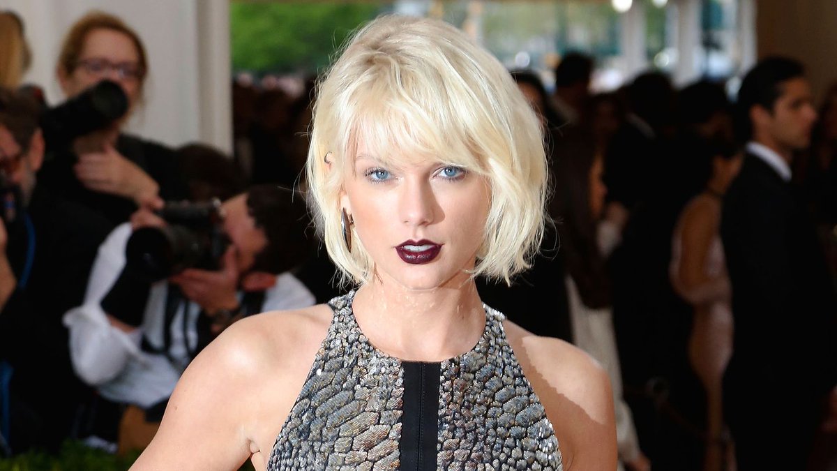 MTVNEWS's tweet photo. Taylor Swift Said Bye To Her Platinum Hair https://t.co/Ml04ocEzl4 https://t.co/xTeG2ivUYX