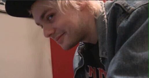 demonsofmgc's tweet photo. RT for the smirk  #VeranoMTV2016 5 Seconds of Summer https://t.co/wZAbyYP9QJ