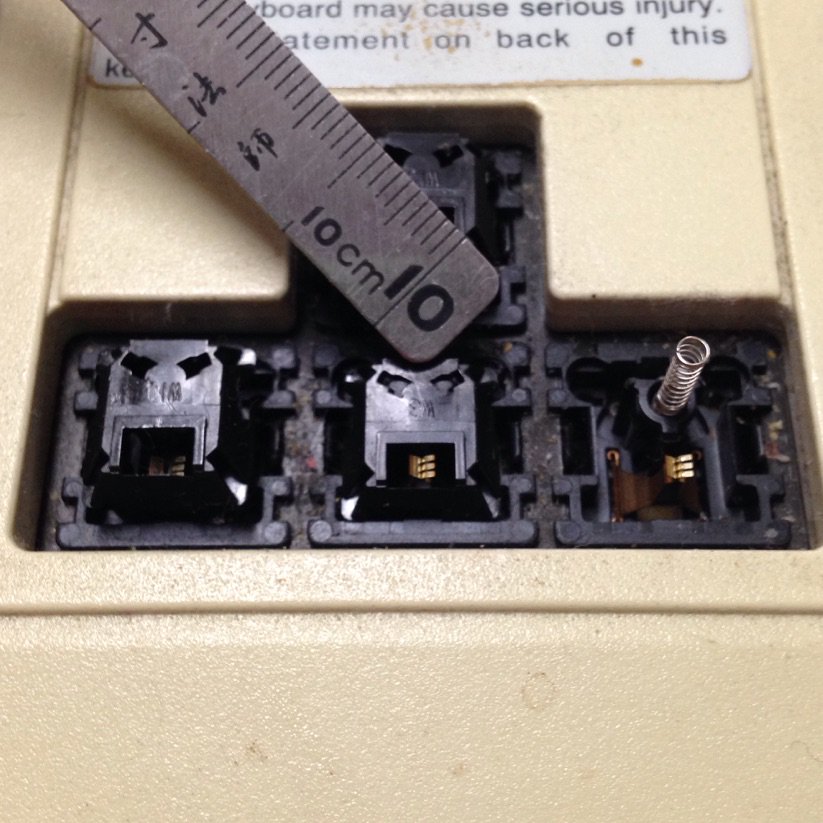 autani's tweet photo. 2000年頃に買って15年以上使ってるNMBのキーボードだけど、時々こうやって掃除とメンテして使っています。
キーの接点構造はこんなの。
接点不良でチャタリングも起こすけど、懲りずに掃除しつつ治すのです。 https://t.co/KyrDsh4F0V