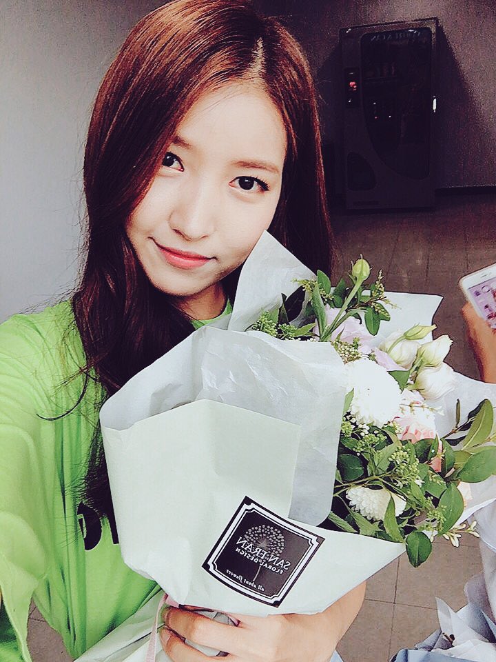GFRDofficial's tweet photo. #여자친구 #GFRIEND #소원 #유주 SBS #인기가요 생방송 곧 시작합니다! 스페셜 MC 두 귀요미 긴장하지 말라고 많이 응원해 주세요👍😆 https://t.co/4E7S2VBtQQ