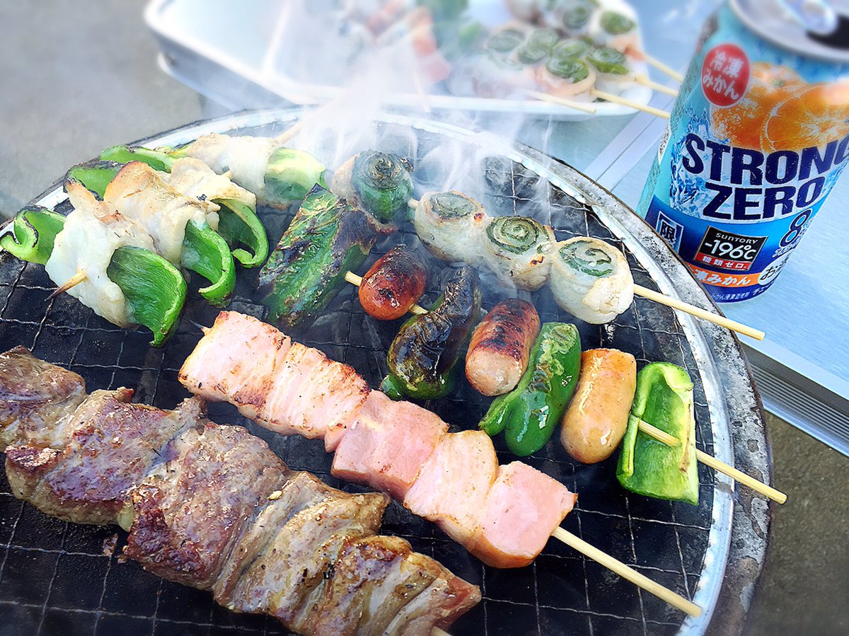 901 家庭菜園で収穫したピーマンを串刺しにして七輪でbbq 刈り取った大葉を豚バラで巻いた大葉巻きとベーコン串 ストロングゼロの冷凍みかんがまた泣ける q 家庭菜園 牛串 大葉巻き 七輪 乾杯 T Co 815wldyele Twitter