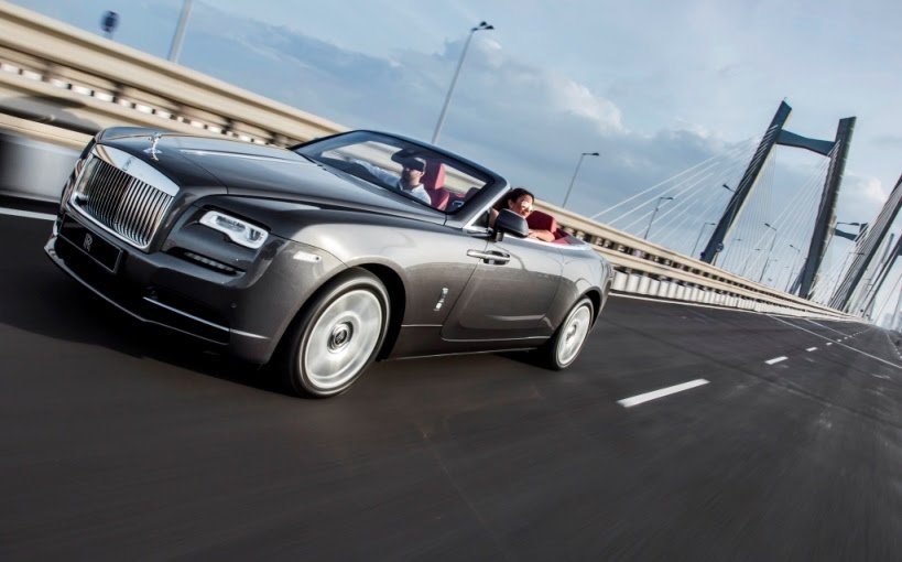 pitstopweekly's tweet image. @rollsroycecars launches the Dawn in India at Rs 6.25 crores: pitstopweekly.com/?p=3243 #luxuryconvertible #luxurycars
