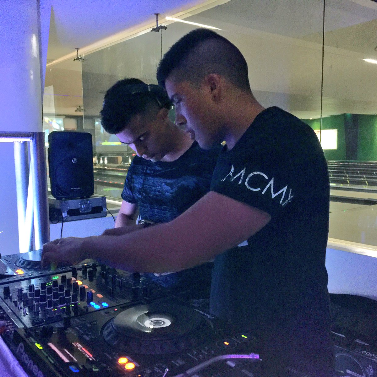 DiegoAreiza's tweet photo. @DarvmMusic ahora en el #RadioShow de #EccoGroup #YoHagoEcco #CulturaElectrónica #CaliCo https://t.co/DbYLTg4D33