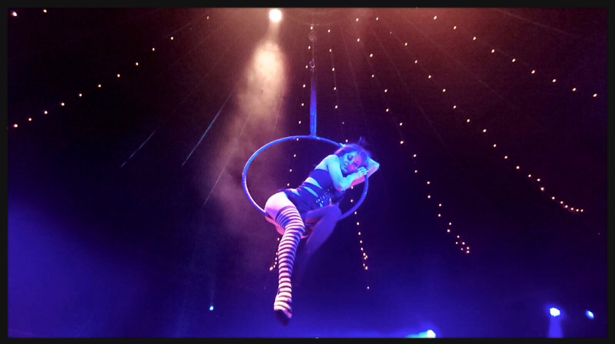 roxnocilla's tweet photo. Momentos mágicos #acrolua #clandestinocabaret #laestacionppio #granteatroprincipepio 🎪 https://t.co/0ng5flhTsH
