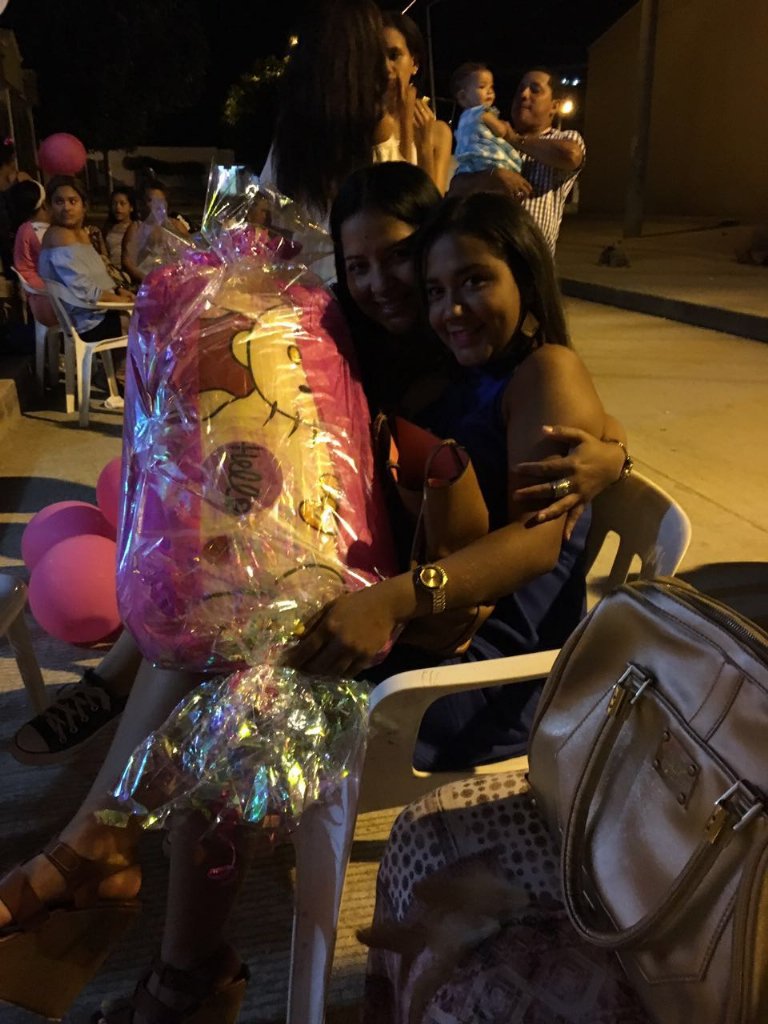 Mariamercedez11's tweet photo. #BabyShowerPaula #MadrinaFeliz #MisReinitas #PaulaAndreaRuedaGonzales 💖 https://t.co/MYZur7O2Sk