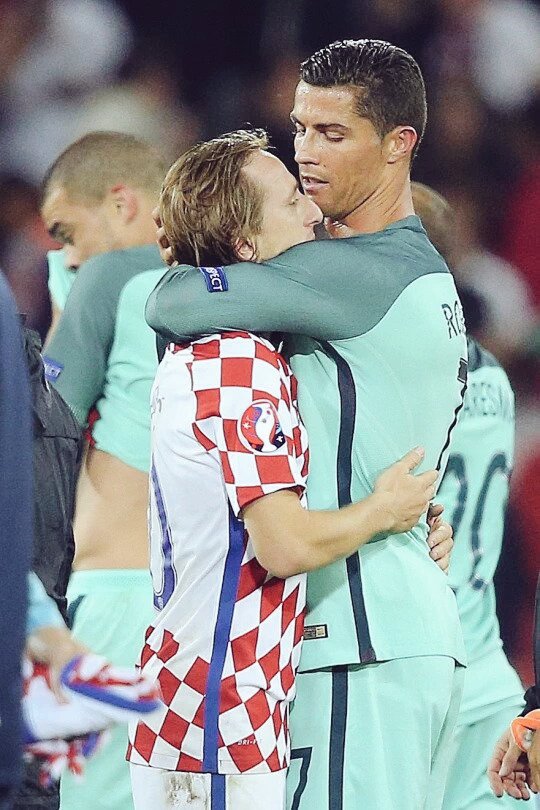 mx_notifut's tweet photo. Cristiano Ronaldo y Pepe consuelan a Modric después de eliminarlo de la #EURO2016 COMPAÑERISMO https://t.co/7ajIxWanz7