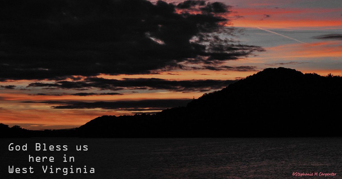 MrsStephie412's tweet image. God Bless #WestVirginia #sunsets #FlagInTheSky #OhioRiver
