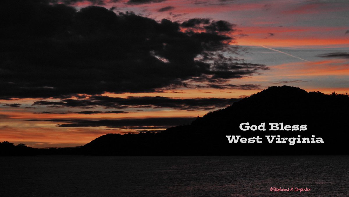 MrsStephie412's tweet image. #WestVirginia #FlagInTheSky #sunsets #OhioRiver