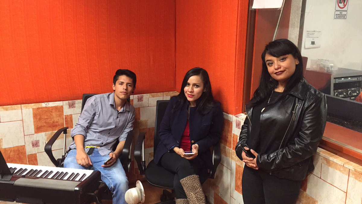 Divinayperra's tweet photo. Sintonicen @lookingback1995 por el 104.1 fm!!!! #Creativoz !!!! https://t.co/FzyH7dresM
