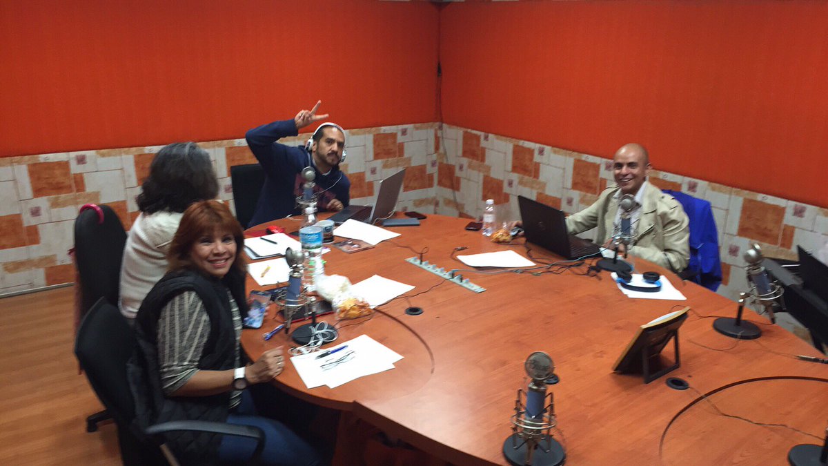 Divinayperra's tweet photo. Sintonicen @lookingback1995 por el 104.1 fm!!!! #Creativoz !!!! https://t.co/FzyH7dresM