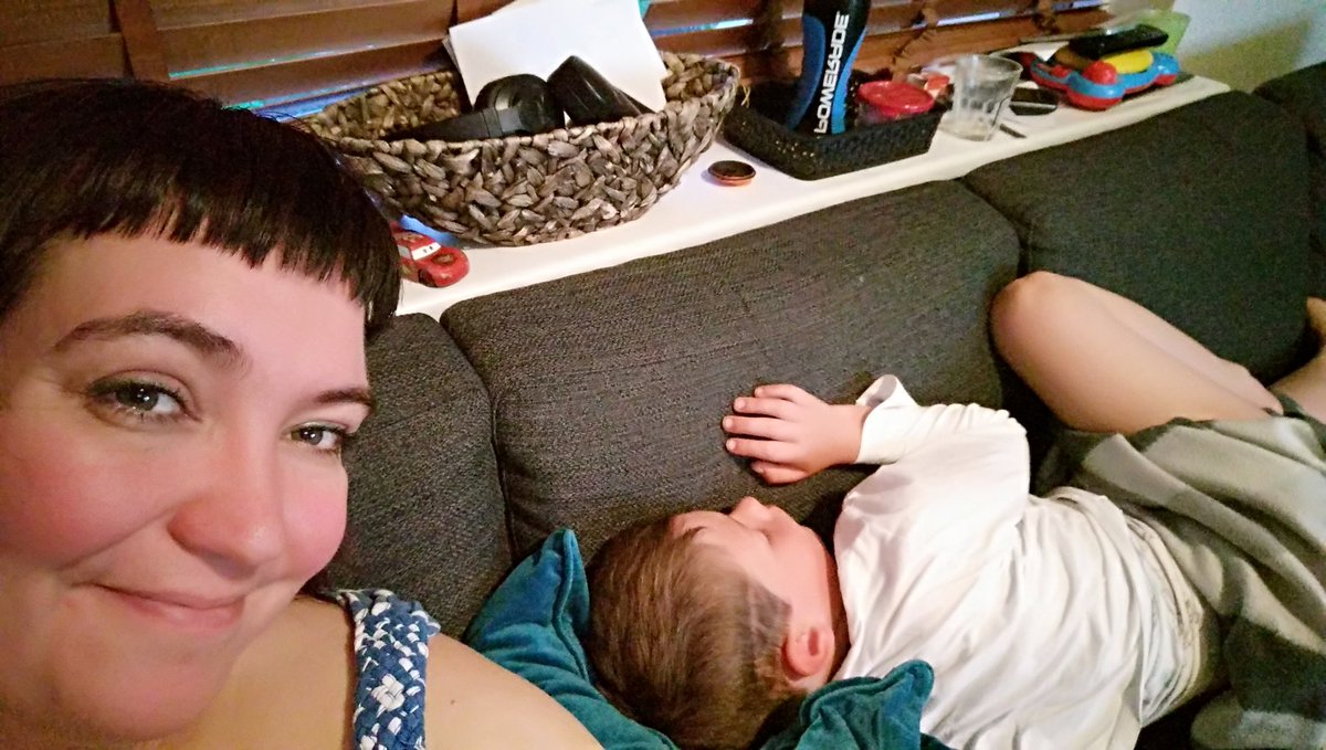 Ég er aldeilis búin að kosningavaka, meðan Ási kosningasefur! #forseti