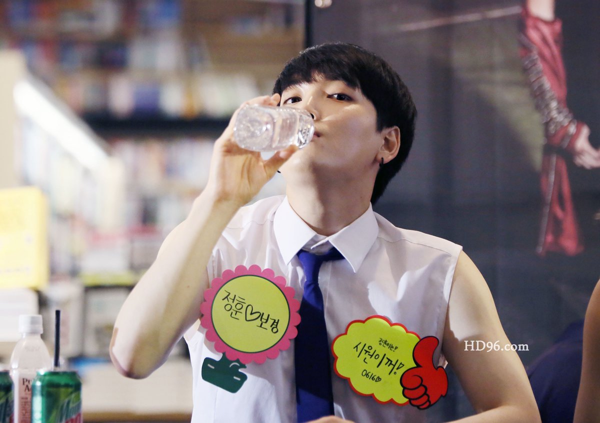 hd96_com's tweet photo. 160529 잠실 사인회   #びあいじ #비아이지 #BIG  #아프로디테  #제이훈 
@big_jhoon715 리더～♪오랜만이에요 유나나입니다ㅋㅋㅋ언제 일본에 오려나? https://t.co/VYJFMC9P1m