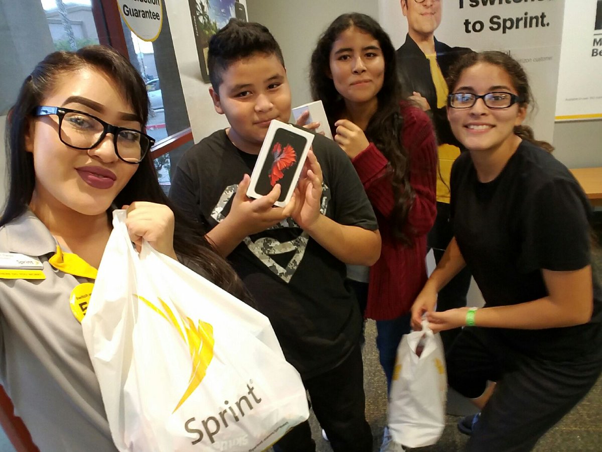 BPSprintStore's tweet photo. Goodbye T-Mobile!!!  Family taking advantage of our iPhone BOGO!! https://t.co/ZUP1CjLbrr