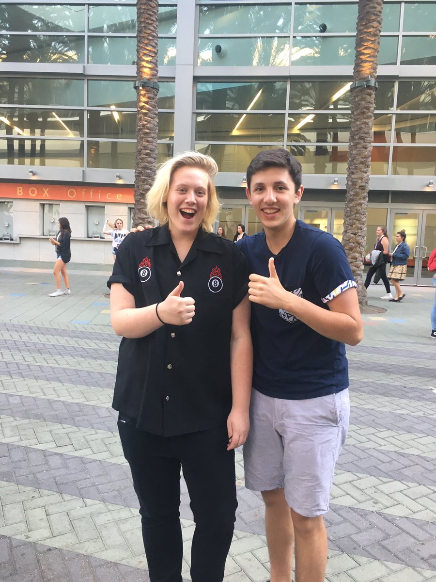 gnarlyjank's tweet photo. Grace meeting fans today in Anaheim, California at VidCon 2016 https://t.co/H85ntVpVUn