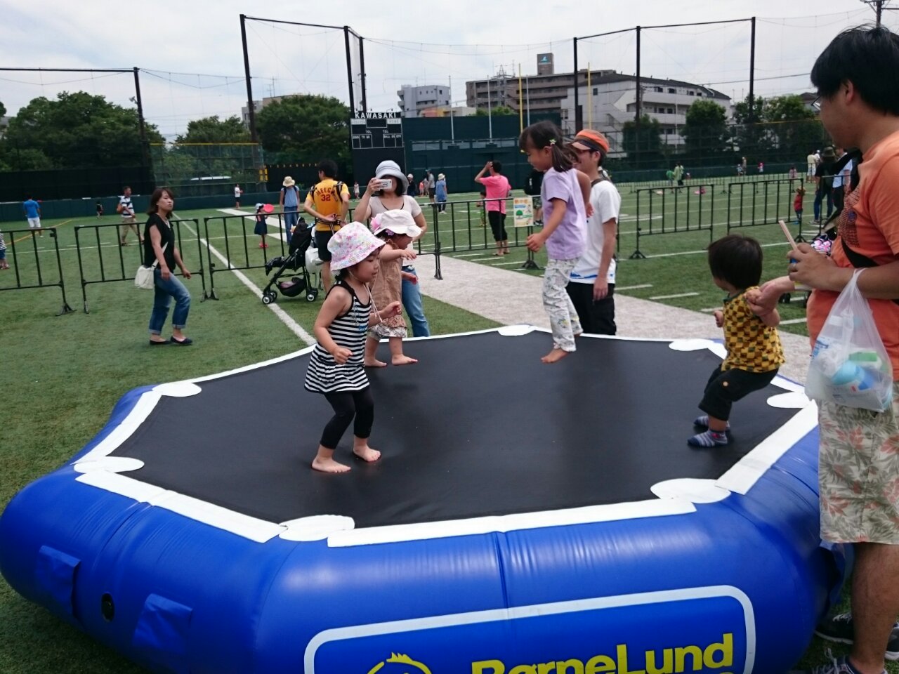 川崎フロンターレ そとあそ日 Supported By ボーネルンド ボールプールトランポリンは ひっくり返すとボールプール になります トランポリンの反発力も優れています 富士通スタ Frontale ボーネルンド