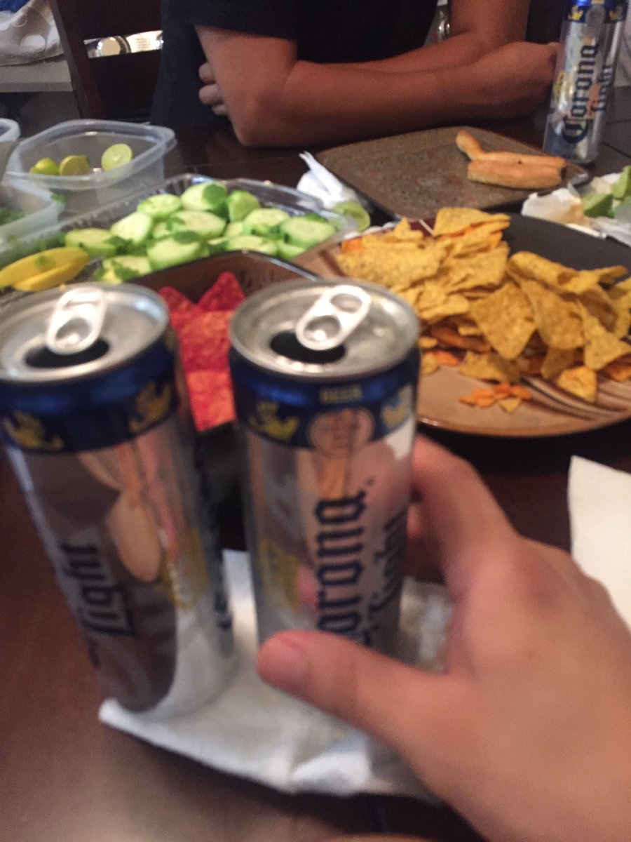 AnthonyAcunaa's tweet photo. @mrmorenooo @funnyordie sippin corona light. #4Los #extendedfamily https://t.co/94oV4rrRz0