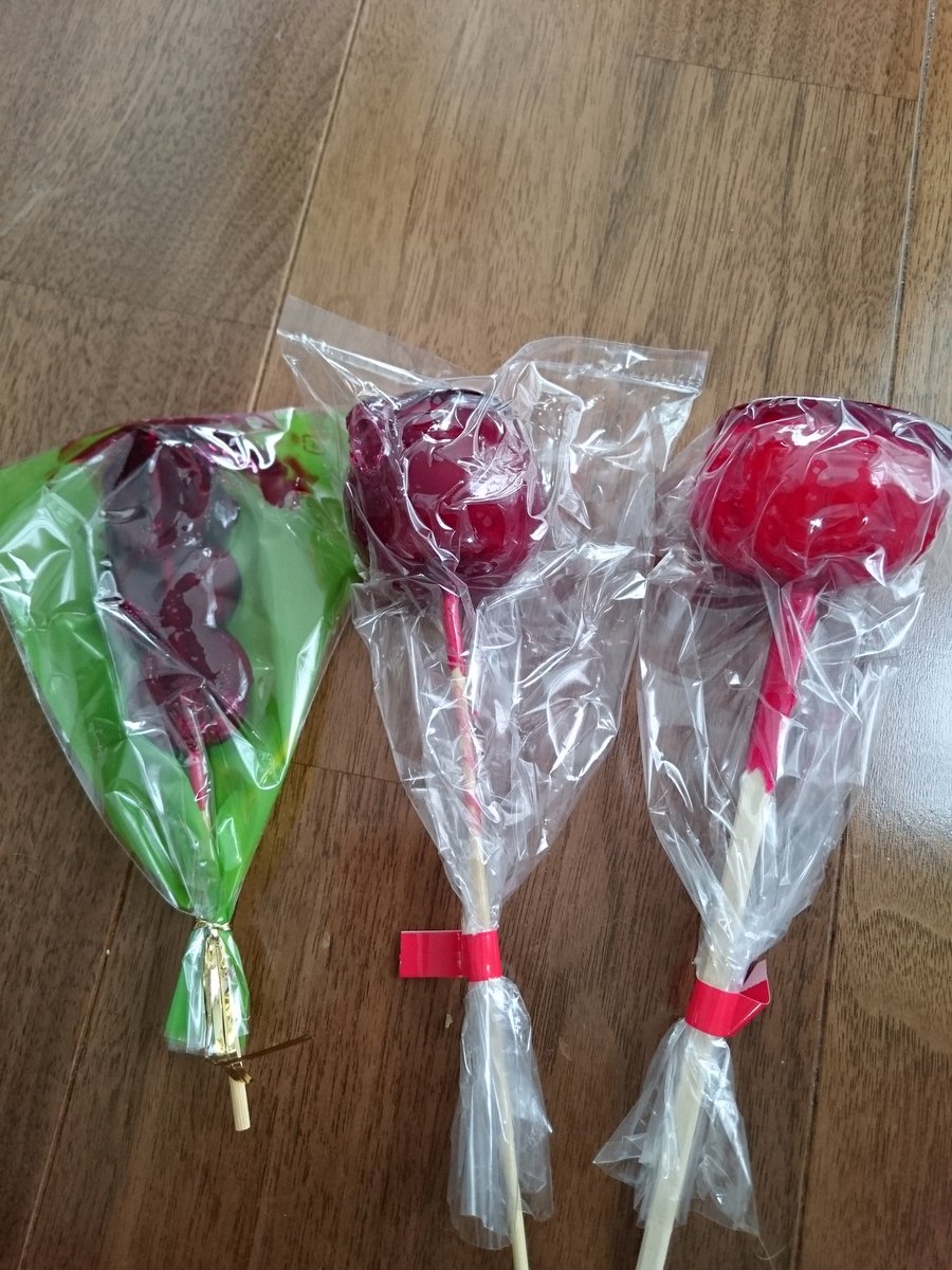 Fuse_Tree's tweet image. 地元のお祭りでほしうめあめ、りんごあめ、みかんあめ買ってきた(*´∀｀)