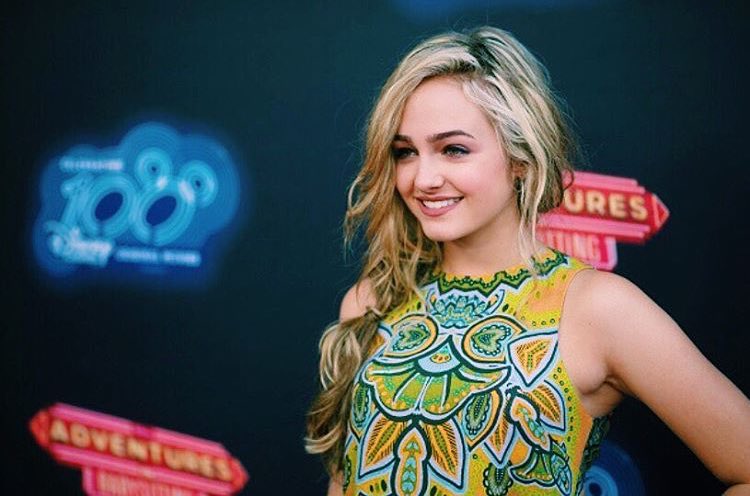 S_ReynoldsJP's tweet photo. #AdventuresInBabysitting &amp; #DCOM100 プレミアでのSoph💕 https://t.co/6Z8Ki802e7