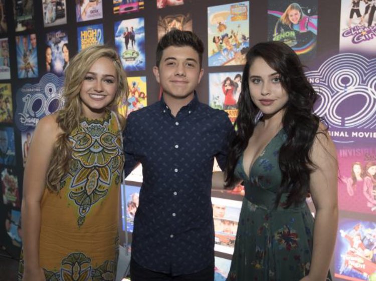 S_ReynoldsJP's tweet photo. #AdventuresInBabysitting &amp; #DCOM100 プレミアでのSoph💕 https://t.co/6Z8Ki802e7