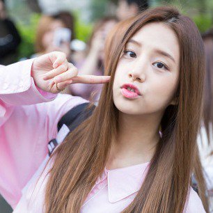 VENIVIDlVICI's tweet photo. @yujucci laboum solbin twitter pack (icon+header) https://t.co/O3fqaYPjRT
