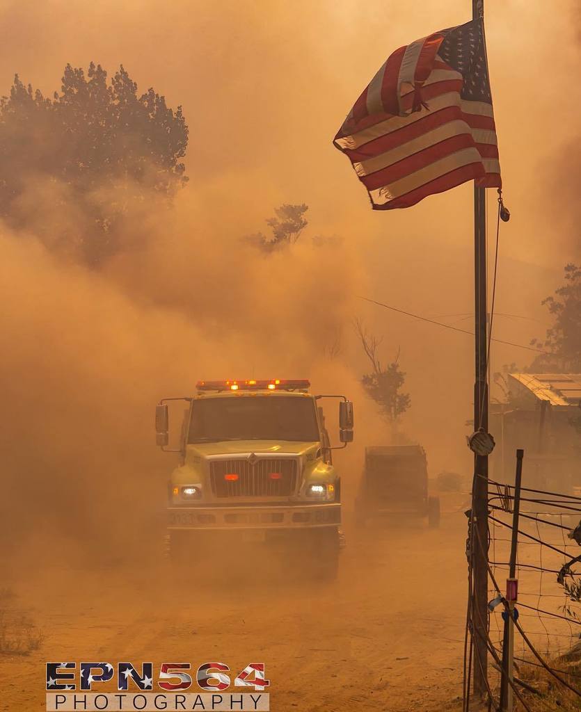 CALFIRE_PIO's tweet photo. #ErskineFire in Kern County is now 36,810 acres &amp; 10% contained. 1,712 personnel assigned. Photo by @EPN564 https://t.co/BivIsLVncw