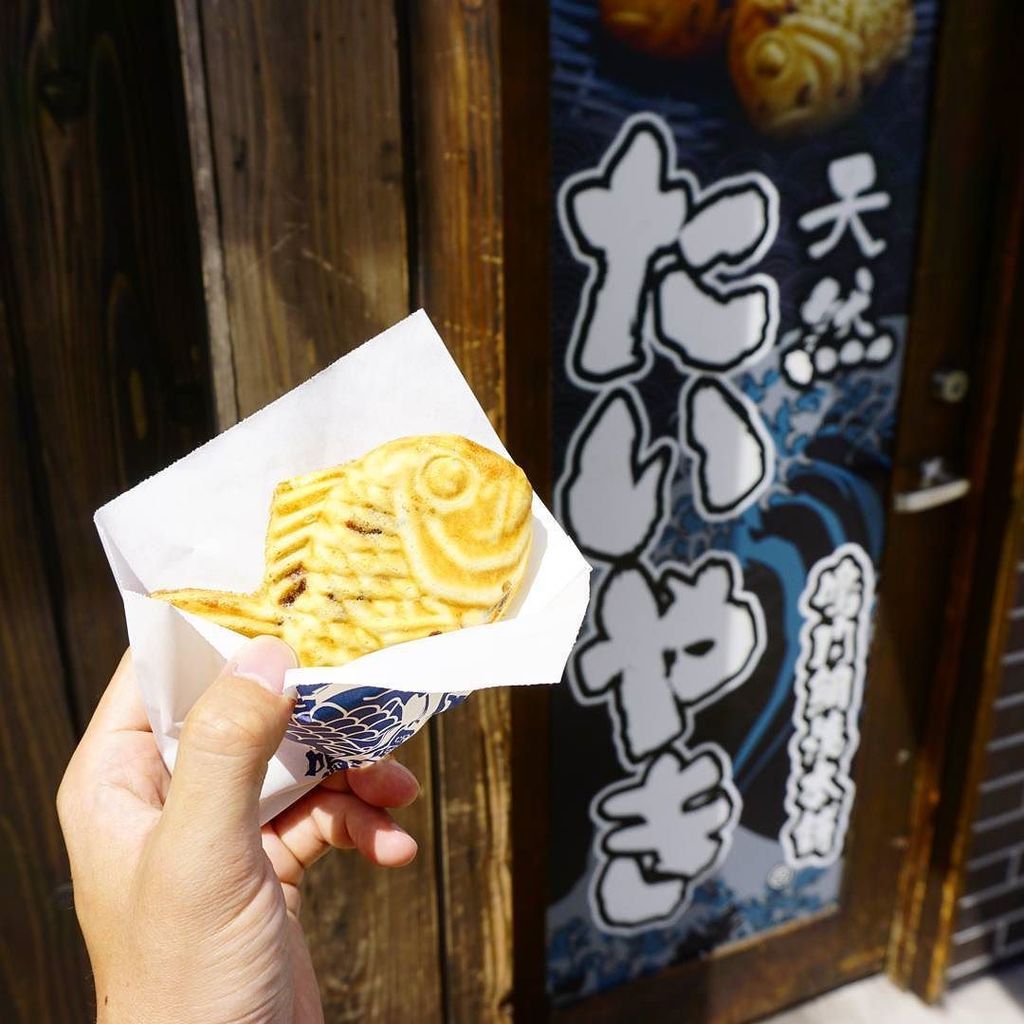 まさかず 写真用 天然の鯛焼き 初めて食べた パリパリでうまかった 養殖と天然の違いは一匹ずつ焼くかまとめて焼くか 天然 鯛焼き 泳げたいやきくんは養殖