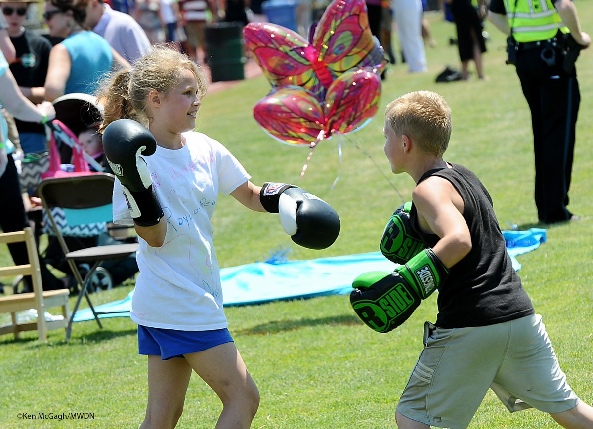 ken_mcgagh's tweet photo. Boxing at Bowditch! Weightlifting too at #MetroFest2016 Saturday. PHOTOS: https://t.co/dDkKZn8x5B  @jaredsher1 https://t.co/mzayDqo3nv