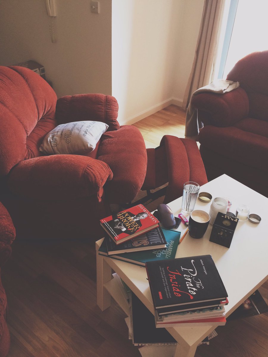 _JustFi's tweet photo. My favourite armchair, tea, books and my pencil. The best kind of Sunday afternoon. #SpongeSunday https://t.co/2DOlwyajtd