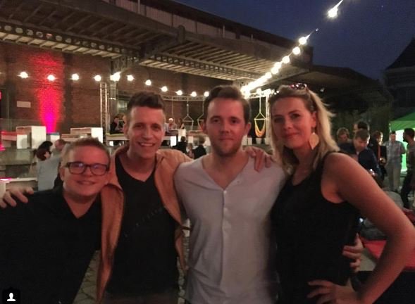 TGiThuis's tweet photo. Vier Franky's op een rij: dit is by far de beste Thuis-foto OOIT https://t.co/owluUblD5h #thuisopeen https://t.co/wyo1DKzzDi