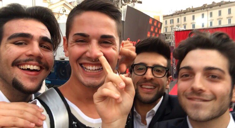 sebagazzarrini's tweet photo. Quei teppisti de @ilvolo mi trattano male. 😂 https://t.co/PIZikzj72N