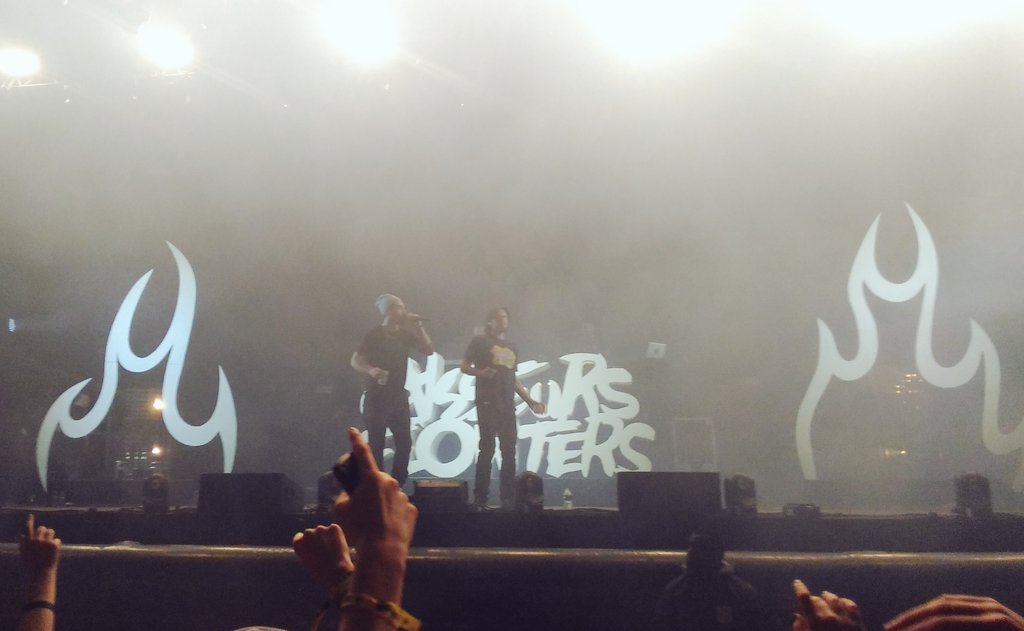 Lea_Soste's tweet photo. #lerdtse juste dingue ! #casseursflowters #Aaron #LouiseAttaque #HyphenHyphen ✌✌ https://t.co/biKEs2T7tK