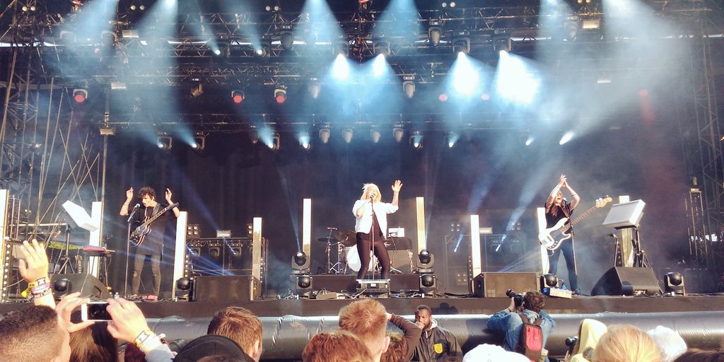 Lea_Soste's tweet photo. #lerdtse juste dingue ! #casseursflowters #Aaron #LouiseAttaque #HyphenHyphen ✌✌ https://t.co/biKEs2T7tK