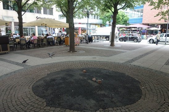 FrankfurterBlog's tweet photo. Wenn plötzlich ganze Brunnen in #Frankfurt verschwinden ... https://t.co/ohB7NAE8uC https://t.co/8BgqVIX56b