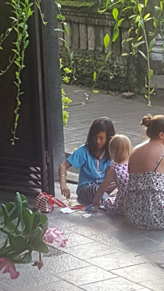 2_suitcases's tweet photo. sometimes a common language isn't always a spoken one #kidsfindaway #travelling  #bali #2saat #family #kids https://t.co/qPzw20wUu1