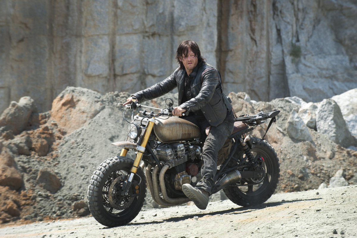 WalkingDeadIT's tweet photo. Norman Reedus rivela che in The Walking Dead, Daryl doveva avere un cavallo e non una moto #TheWalkingDead https://t.co/6chqEJ9BfY