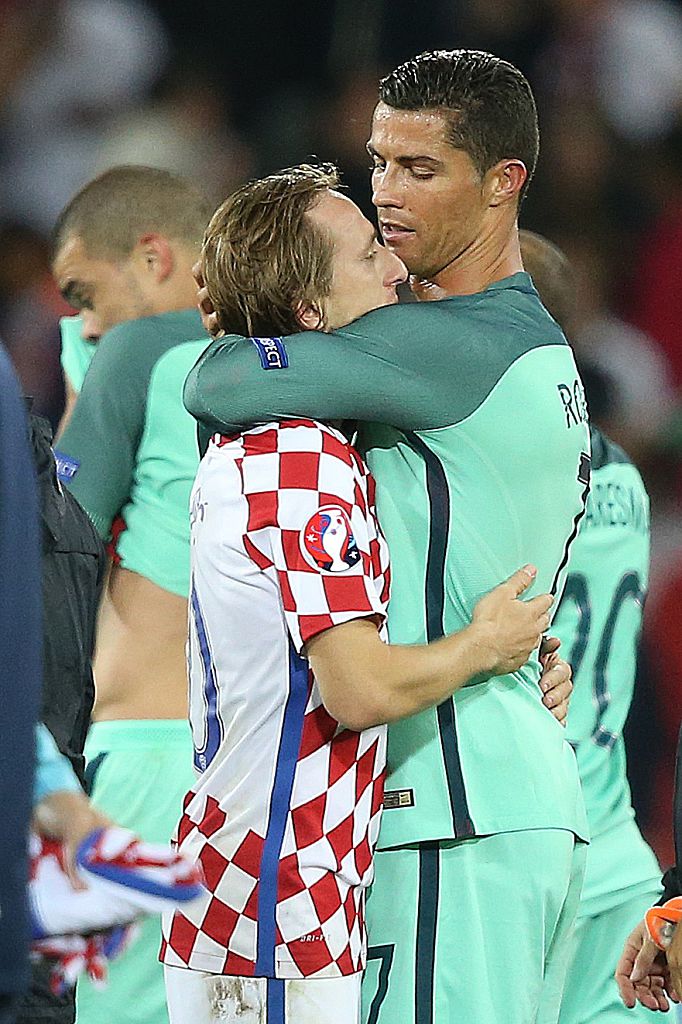 Ronaldo consoles club team-mate Modrić 👊 

#CROPOR #EURO2016