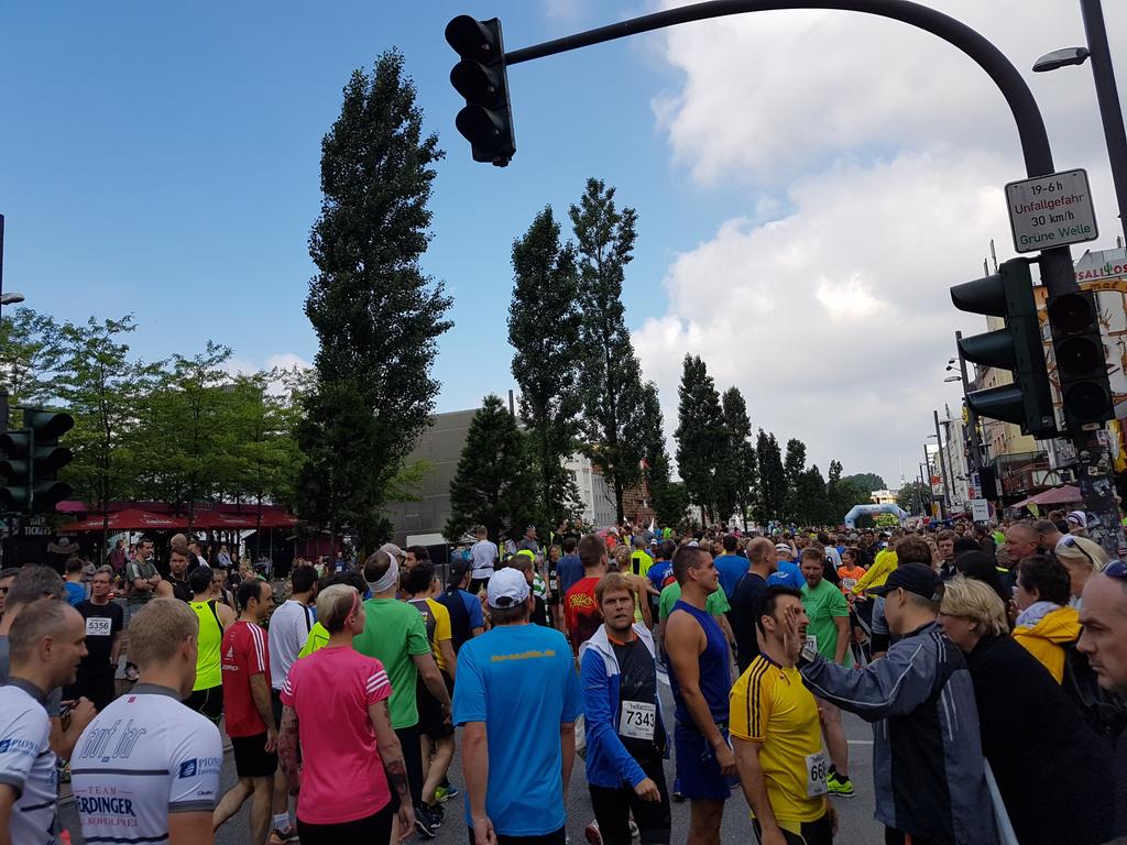 JSt_Po's tweet image. Gleich geht's los #hellahalbmarathon