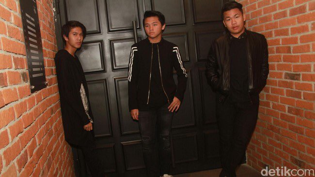 Comate_INA1's tweet photo. Suara merdu @CJRisCJR isi soundtrack Rudy Habibie https://t.co/FhcpjNQx9Q https://t.co/zWFg6kX7gU