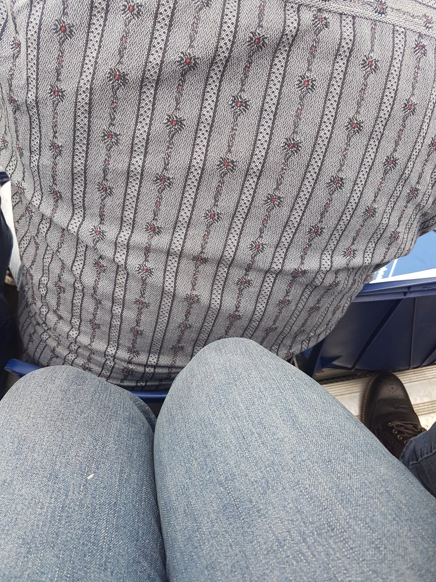 naehdrescherin's tweet photo. Hier kommt man sich näher. Besonders, wenn frau lange Beine hat und mann bewegungsunruhig ist. #nos16 https://t.co/A0XKPX8EUn