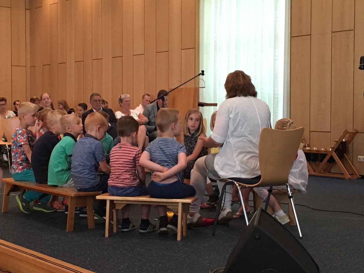 m4rgriet's tweet photo. Ook de kinderkring heeft allemaal telefoontjes. @ik_volg_Jezus https://t.co/M8r2EajKQp