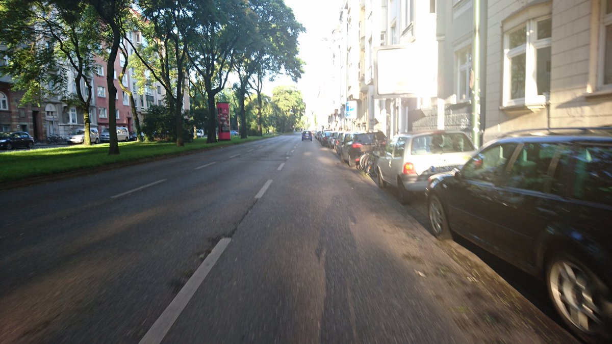 ginoschulzde's tweet photo. Sonntags um 6:50 ist die Klever Straße noch friedlich. Der frühe Vogel und so.... #AufDerSpurDerTour #LeTourDus https://t.co/kUnBfA7Oy4