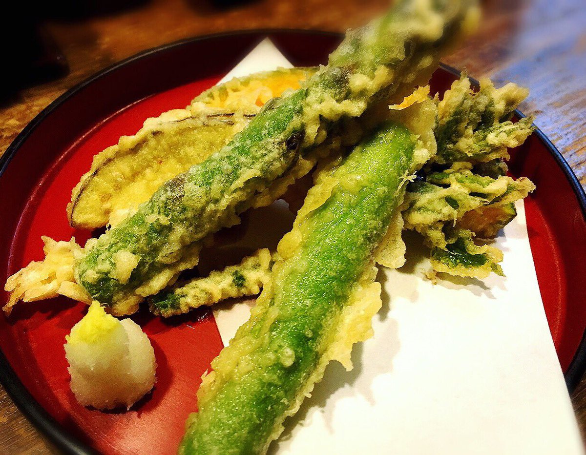 renamashita0221's tweet photo. 太郎庵組で会津のお蕎麦を堪能しました♡
春アスパラの天ぷらがみずみずしくて
美味しかったぁあ！！

お気に入りのハンバーガーガールズTシャツ👕
#会津若松
#蕎麦
#天ぷら
#タチアオイ咲く頃に https://t.co/3TsDxff4NY