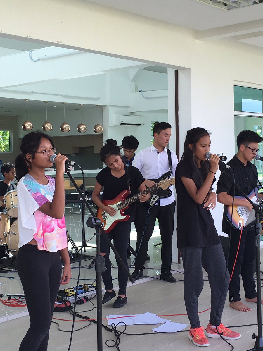 dearECiM's tweet photo. Our talented @HMMWilson ladies. #EpsomEdge #talent #bandtime https://t.co/fMI3KZiHTR