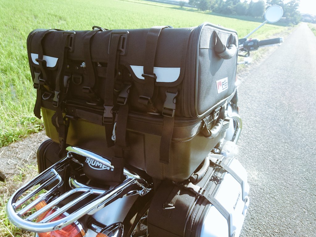 トヨ タナックスのグランドシートバック装着 ツアーシェルケース着けると ボトムベースがつけれない シートの前の方に座れば背にも接触なし 問題はトラステッカーみつけないとkawasakiが目立つw ボンネビル T1 Tanax