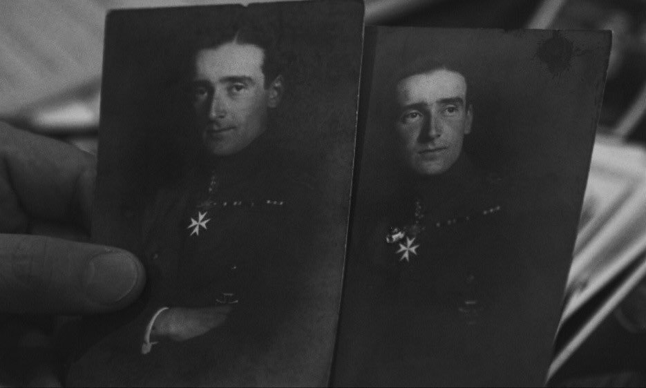 "루브르의 발자취를 좇으며 예술에 대해 던지는 물음" -무비스트 박은영 기자- 1940년 파리, 예술품 약탈을 일삼는 나치군을 막기 위해 뭉친 두 남자의...