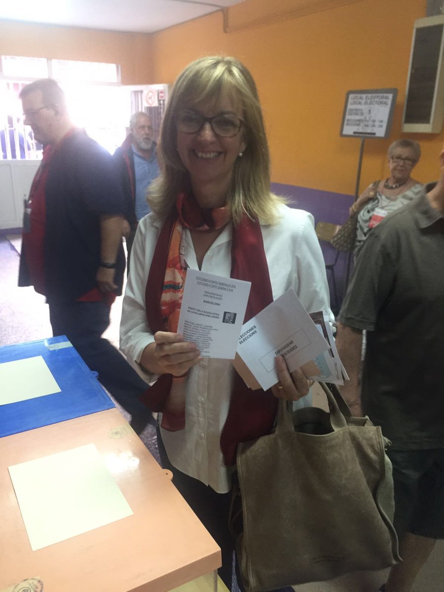 PSCLH's tweet photo. La candidata @socialistes_cat al Congrés .@MercePerea vota en #ElDiaDelSi en #LHospitalet #LaGenteDelSi #26J https://t.co/3NGlj3HpcA