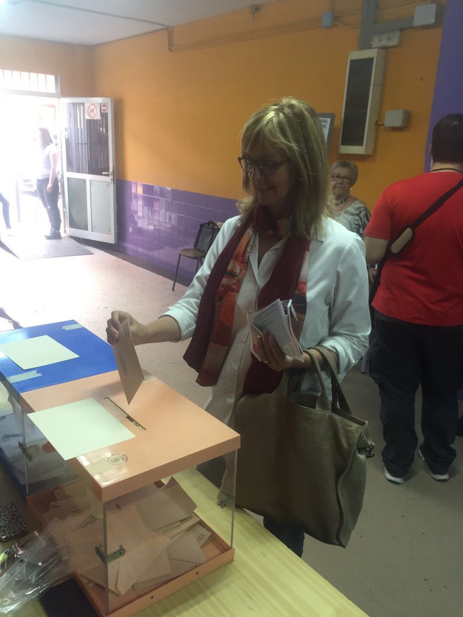 PSCLH's tweet photo. La candidata @socialistes_cat al Congrés .@MercePerea vota en #ElDiaDelSi en #LHospitalet #LaGenteDelSi #26J https://t.co/3NGlj3HpcA