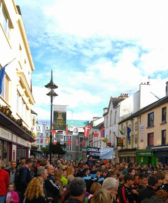 GaelicGelato's tweet photo. Fantastic crowd in #Killarney last night for the Feile Parade - great to see all the teams out in their colour! https://t.co/07W0jQIYWA