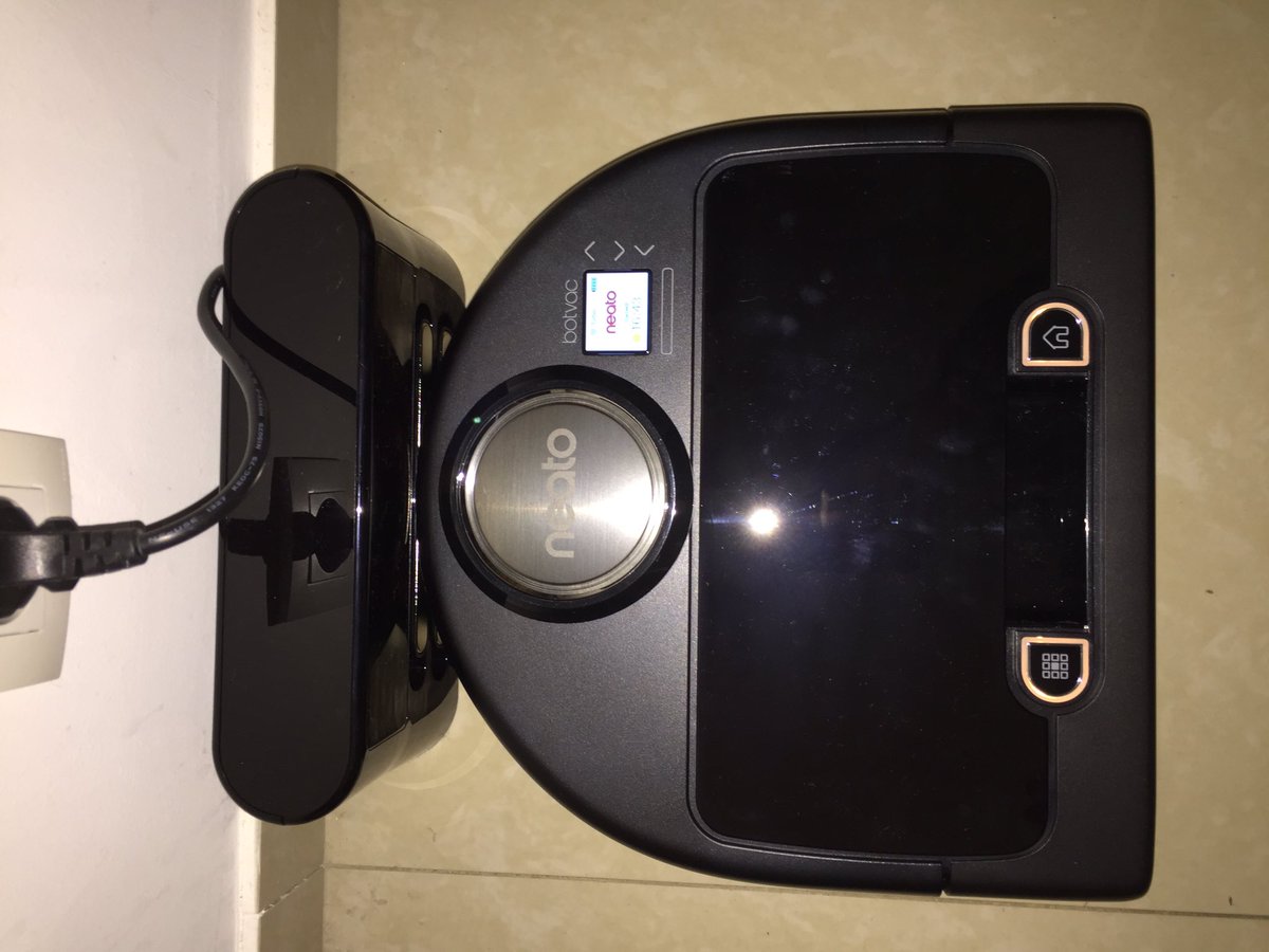 regwaymo's tweet photo. #NeatoSampleo @sampleo @NeatoRobotics charge de l'aspirateur rapide ms je n'ai pas osé le mettr en route cette nuit https://t.co/EWQHg9PcUO